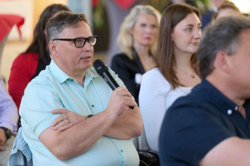 Herr Reul während einer Diskussion auf dem Dialogforum in Frankfurt Herr Reul während einer Diskussion auf dem Dialogforum in Frankfurt